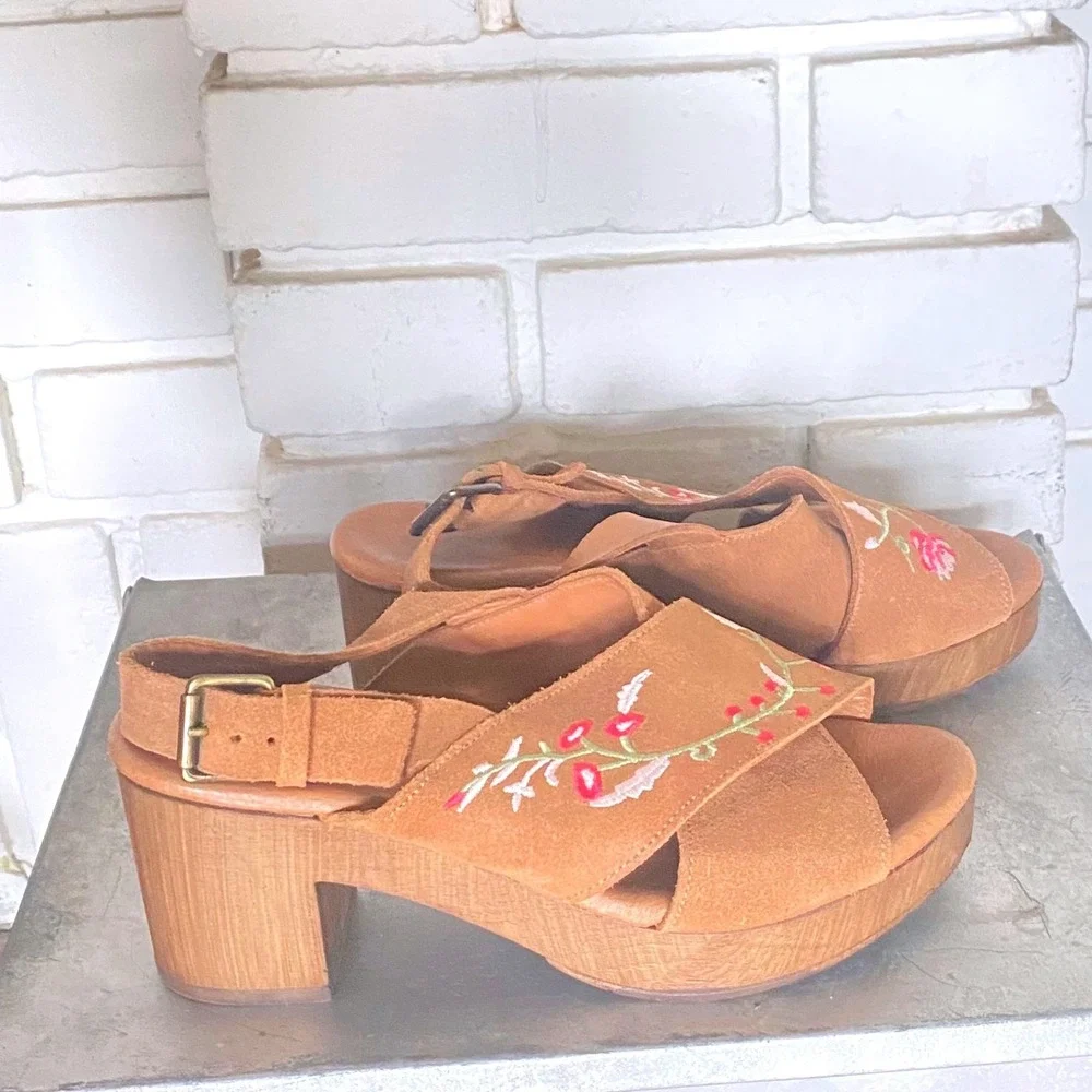 Eric Michael Embroidered Wooden Platform Sandals 36 5.5 Floral Scandinavian Boho